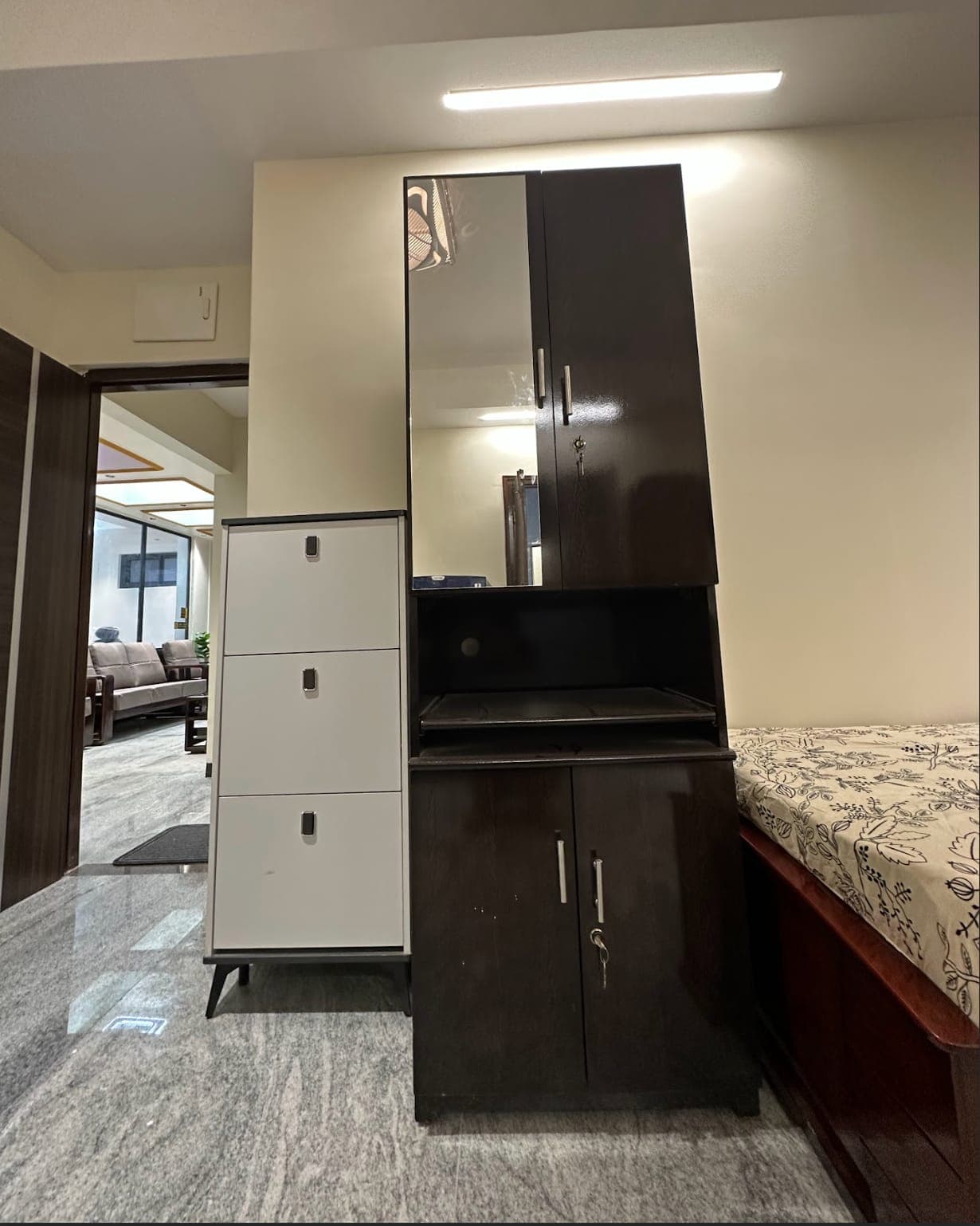 Lockable wardrobes with mirrored dressers
