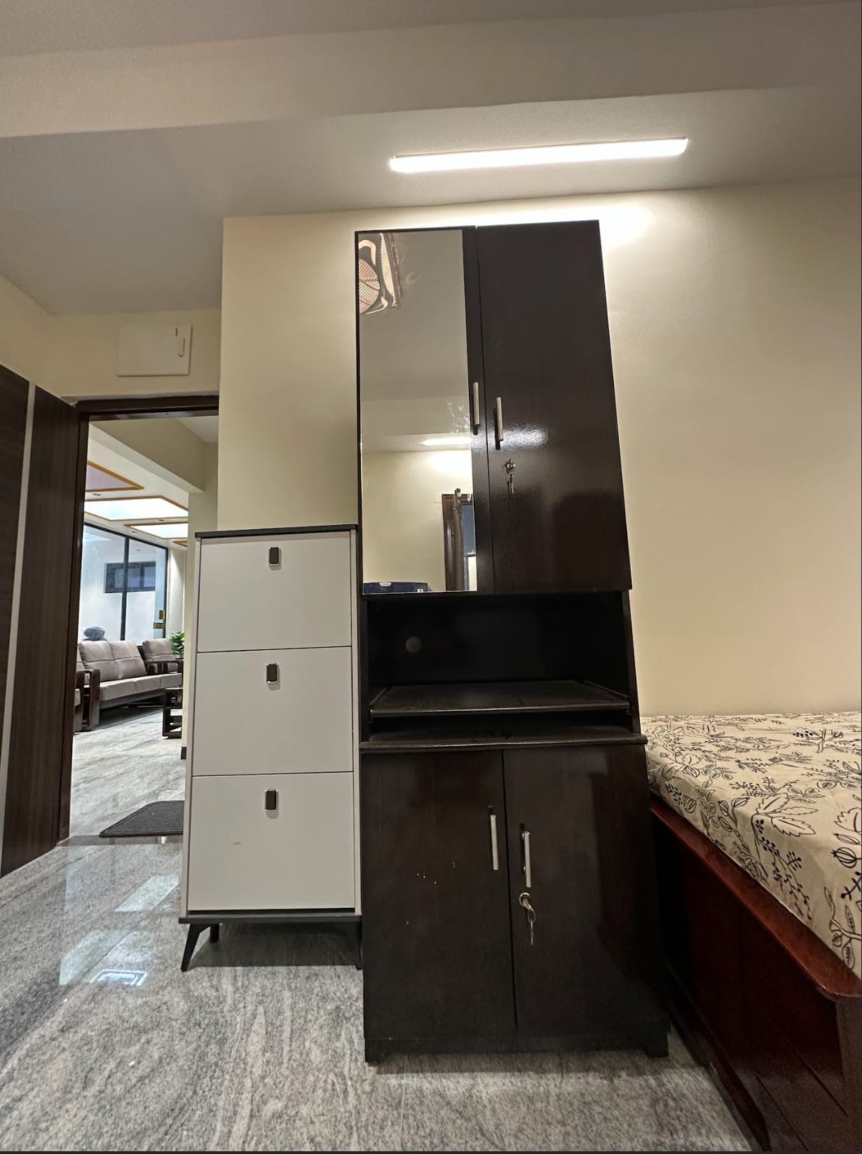 Lockable wardrobes with mirrored dressers